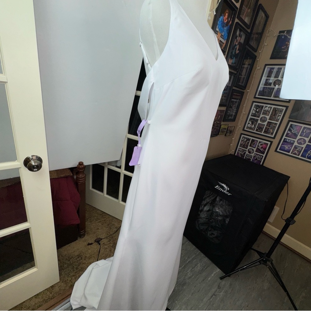 Elegant White V-Neck Mermaid Wedding Dress - Picture 3 of 16